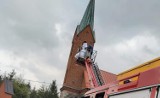 Na nową drogę życia w koszu podnośnika. Śluby w strażackiej oprawie w Dziembowie i w Kaczorach [ZDJĘCIA]