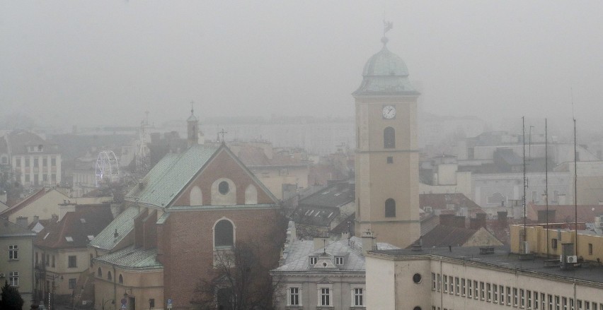 Smog i gęsta mgła nad Rzeszowem. Kolejny dzień wskaźniki...