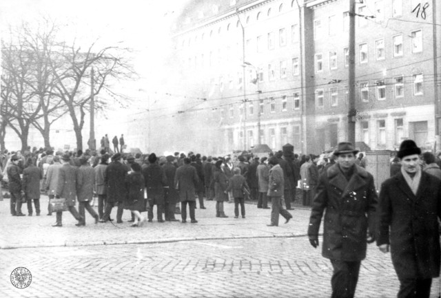 Tłum przed gmachem Komitetu Wojewódzkiego Polskiej Zjednoczonej Partii Robotniczej zaczął gromadzić się około godziny 13. Zobacz archiwalne zdjęcia Służby Bezpieczeństwa.