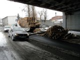 Wypadki w Słupsku: TIR z paletami wbił się pod wiadukt w Słupsku