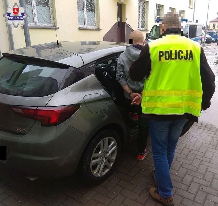 Młodzi mężczyźni zniszczyli wyposażenie kościoła i ukradli księgę liturgiczną. Straty oszacowano na 800 zł