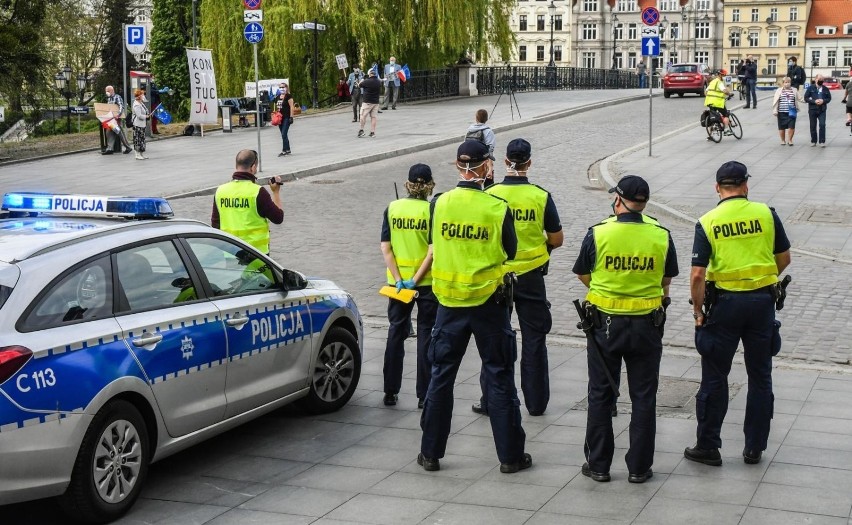 Ile wynosi uposażenie policjanta w 2020 roku? Sprawdzamy, na...