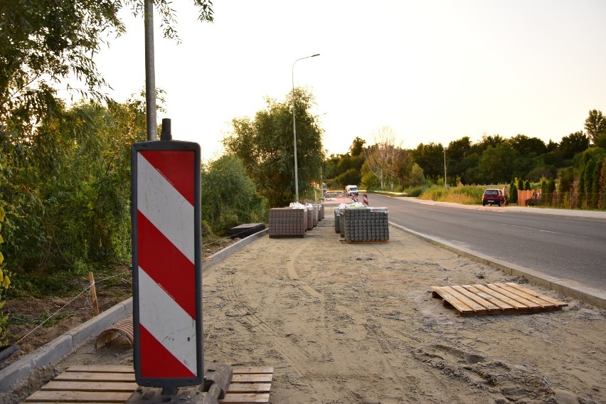 Ulica Dworcowa w Żninie: ruszyła budowa chodnika dla...