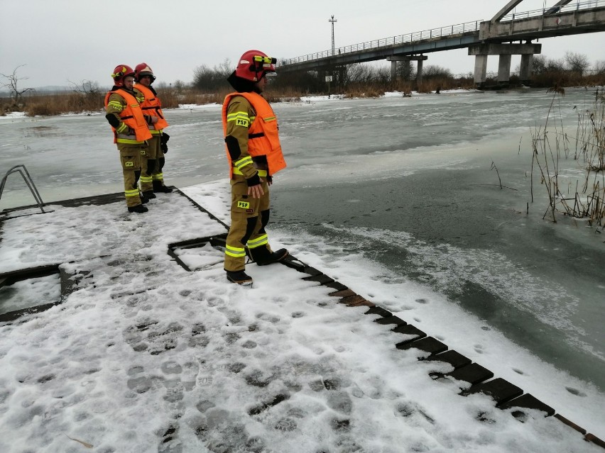 Ćwiczenia chodzieskich strażaków na rzece Noteć