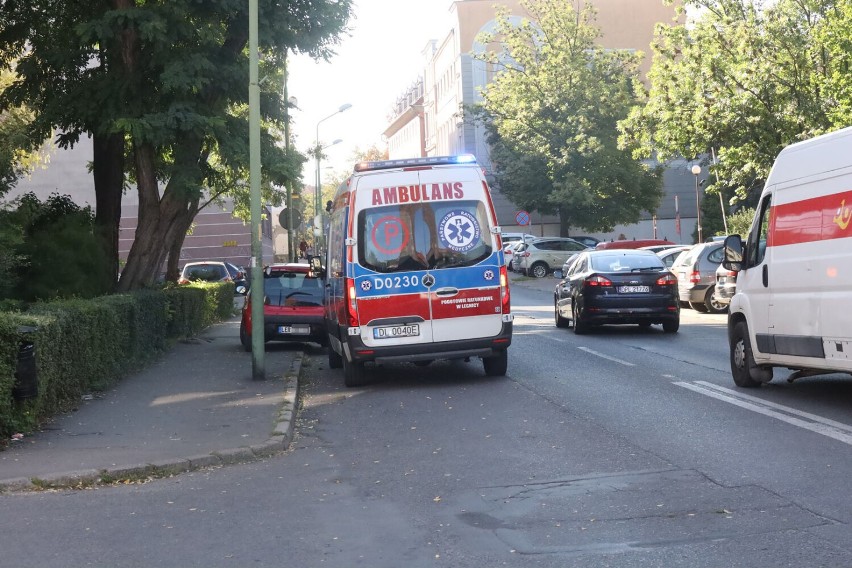 Wypadek na ulicy Chojnowskiej w Legnicy, poszkodowane dwie kobiety na pasach