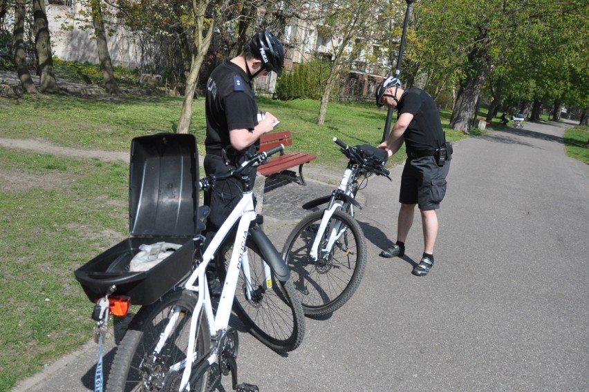 Policjanci z patrolu rowerowego uratowali 39-latka [zdjęcia]