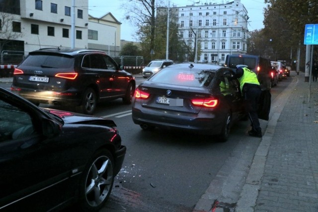 Pijany kierowca wjechał w tył nieoznakowanego radiowozu drogówki BMW