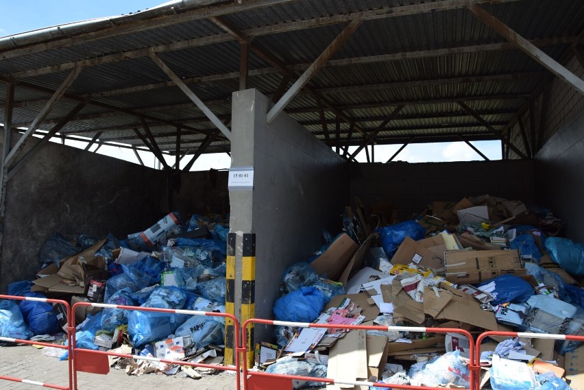 Burmistrz Wielunia proponuje podwyżkę opłaty śmieciowej. W 2021 r. gmina dołożyła do gospodarki odpadami ponad 3 mln zł  