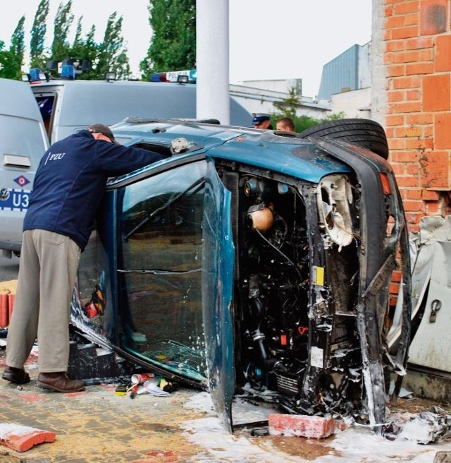 Golf uderzył w kamienicę na ulicy Przemysłowej. W wypadku zginął 19-letni Krzysztof