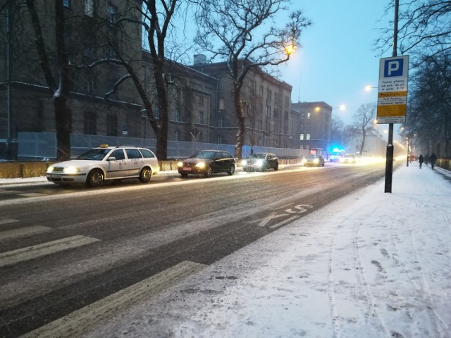 Ranni, wypadki i utrudnienia na drogach Poznania. Wszystko przez niespodziewane opady śniegu