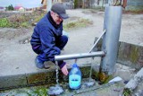 Tarnów: woda ze źródełka na Rzędzinie nie szkodzi. Ustawiają się po nią kolejki