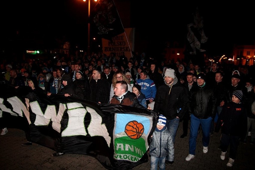 Marsz kibiców na mecz 7. kolejki TBL Anwil Włocławek - Śląsk Wrocław [zdjęcia, wideo]