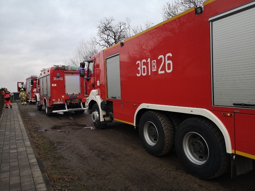 Pożar w piwnicy domu jednorodzinnego w Małkowicach koło Przemyśla. Mężczyzna podtruł się dymem