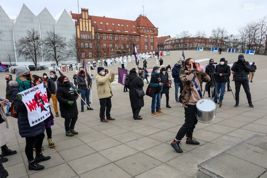 "Dzień Kobiet bez kompromisów". Demonstracja na placu...