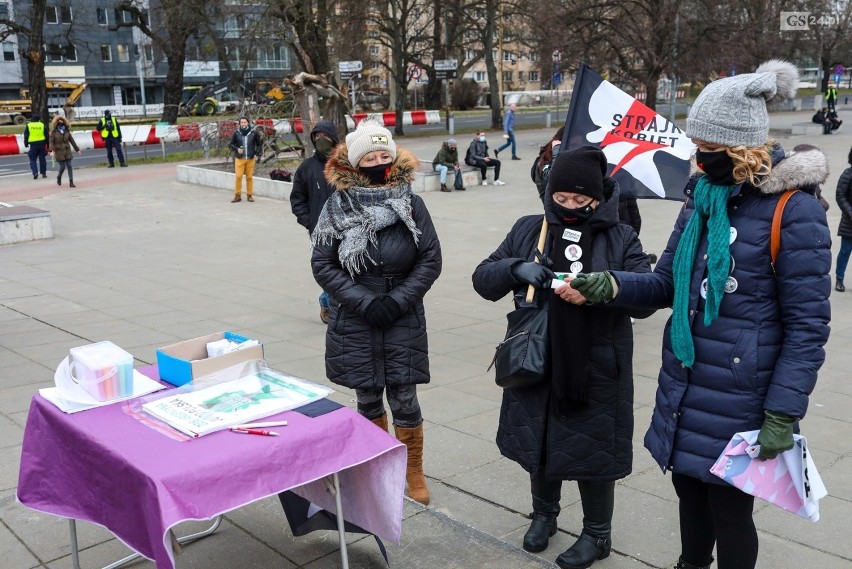 "Dzień Kobiet bez kompromisów". Demonstracja na placu...