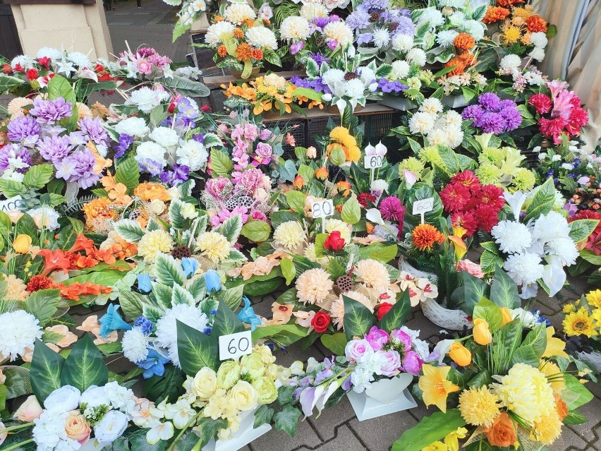 Ile kosztują znicze i kwiaty na Wszystkich Świętych 2023? Sprawdziliśmy CENY przy cmentarzu w Gliwicach - zobacz ZDJĘCIA