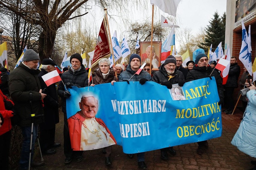 2 kwietnia 2023 ulicami Wałbrzycha przeszedł Marsz Papieski
