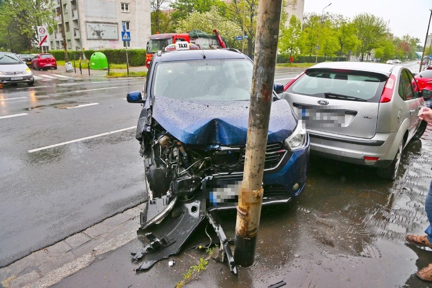 Dwa samochody zderzyły się na ul. Zachodniej we Wrocławiu [ZDJĘCIA]