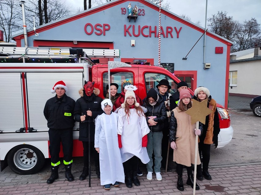 Chodzili od domu do domu w Kucharach. Kolędnicy nieśli...