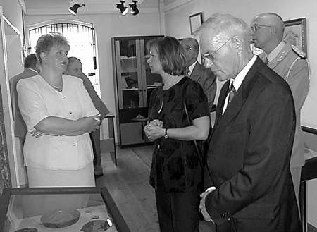 Sten Lundbo (z prawej) podczas wizyty w muzeum. Z lewej Mirosława  Rzepecka, kierownik Muzeum Regionalnego. Fot. M. Nawrocka