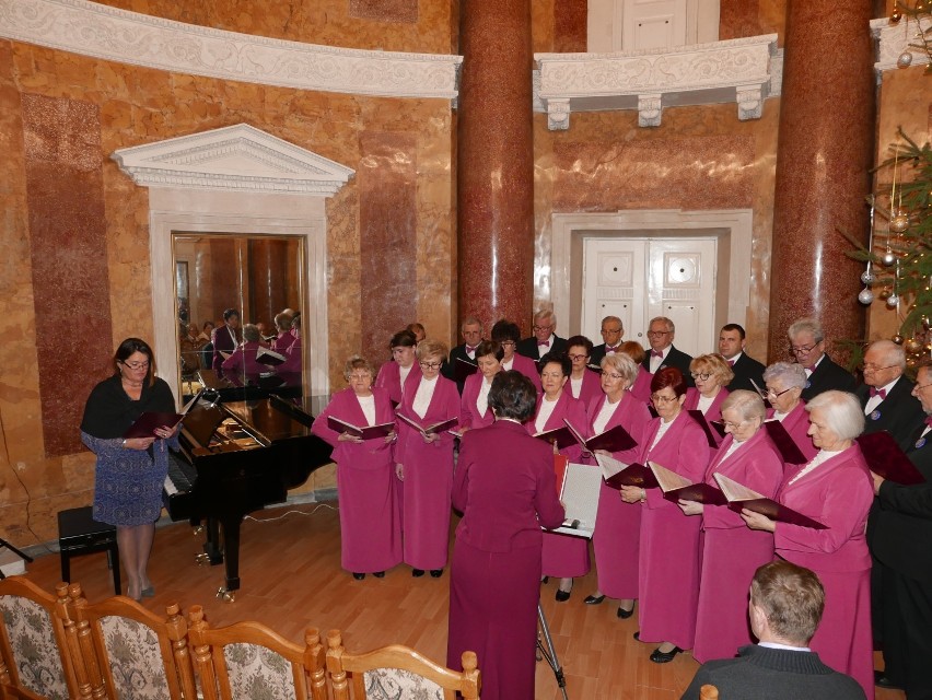 W pałacu w Lubostroniu zaśpiewał chór im. św. Jana Pawła II z Szubina [zdjęcia, wideo]