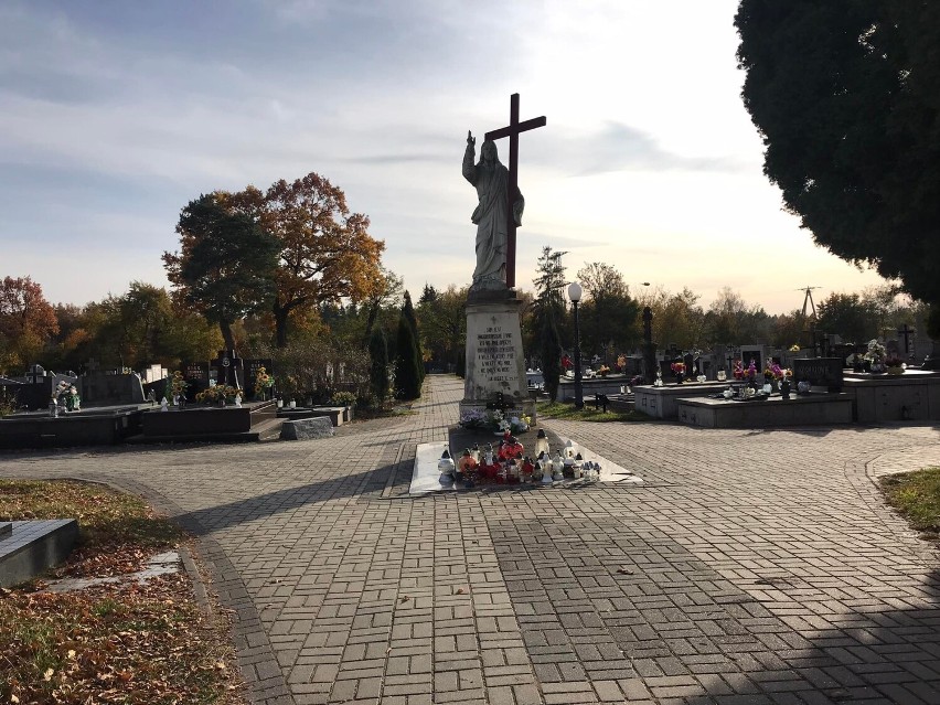 Cmentarz w Zawierciu liczy sobie też pełne tradycji pomniki.