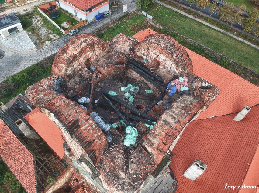 Trwa remont spalonej wieży zamkowej w Żarach