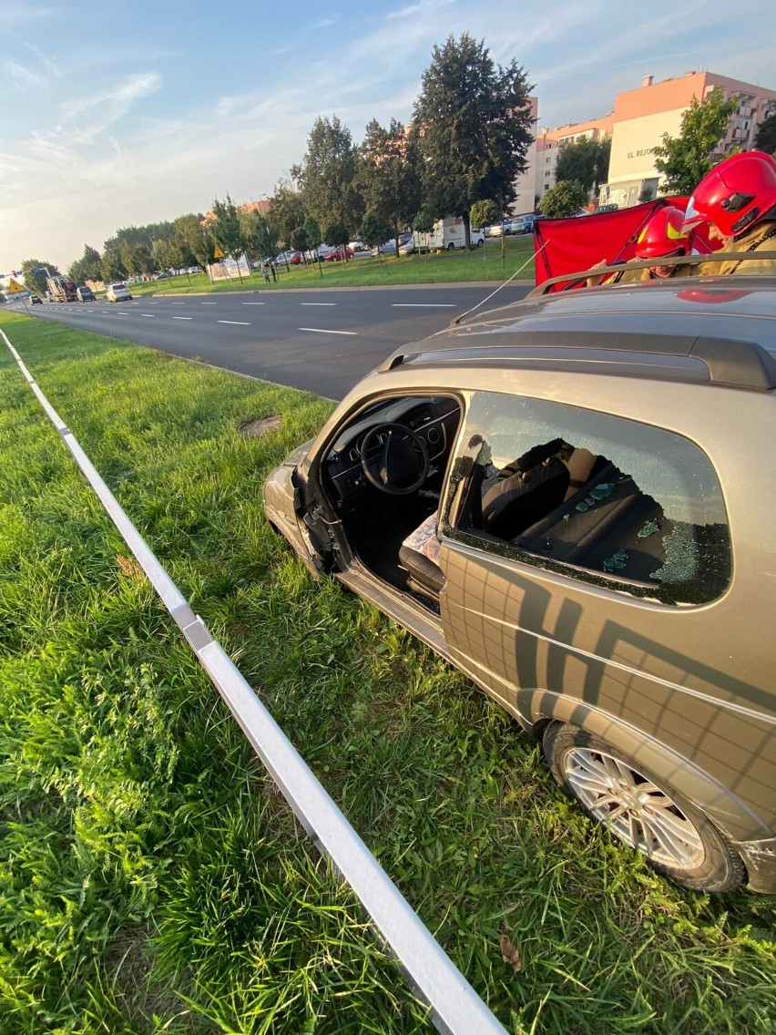 Leszno. Kolizja na Alejach Konstytycji 3 Maja. Osobówka zderzyła się z ciężarowym