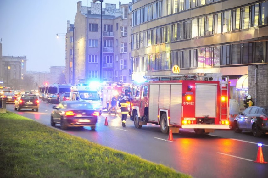 Ewakuacja warszawskiego metra. Awaria między stacją...