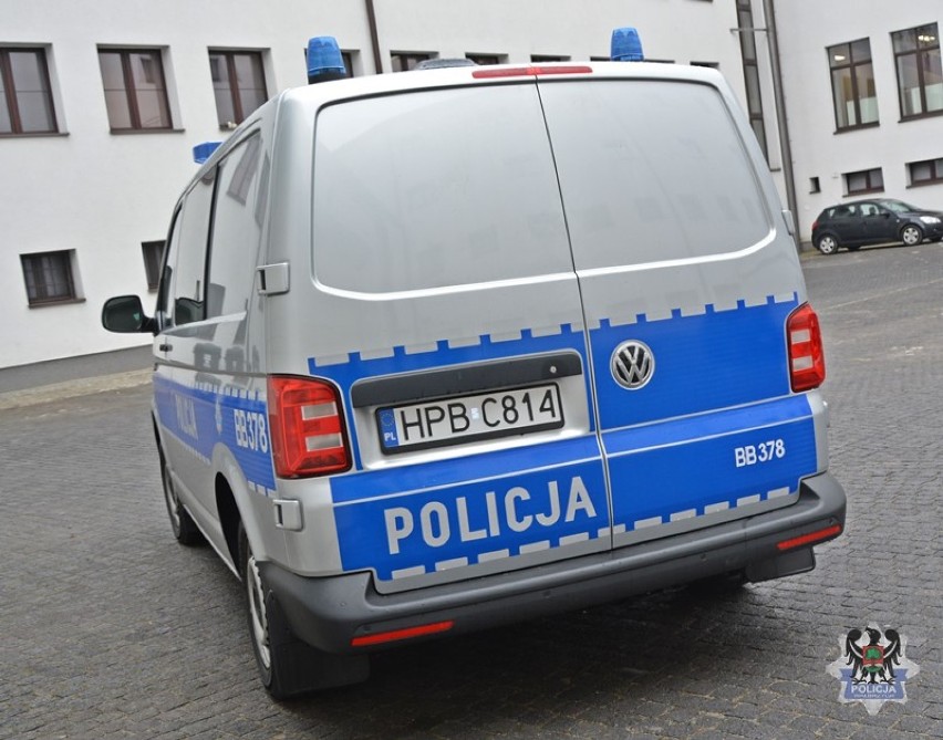 Nowy radiowóz przekazany wałbrzyskim policjantom z wydziału...