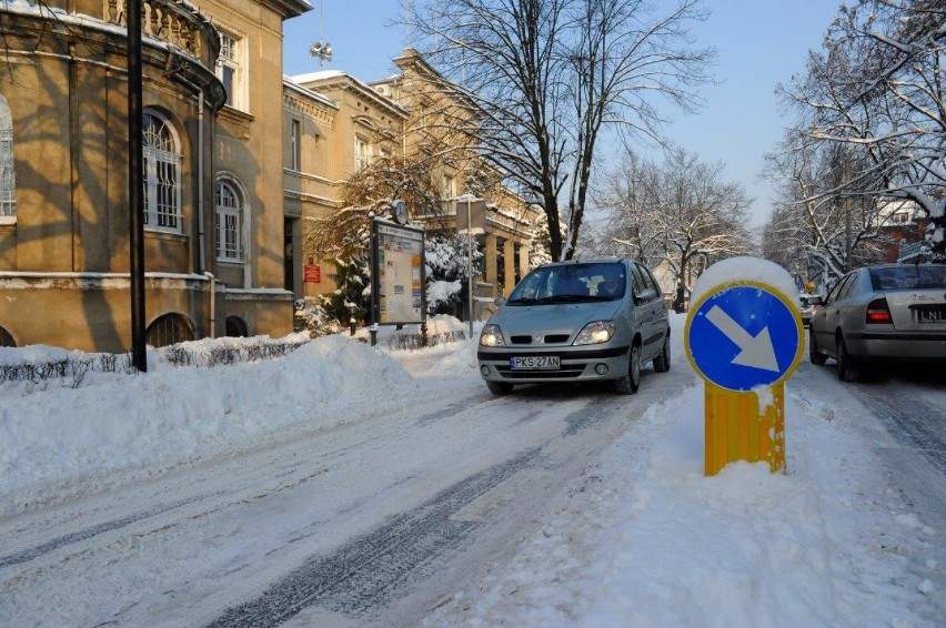 KOŚCIAN. Zima 2010 roku była szczególnie sroga, śnieg wywożono z miasta przyczepami. Pamiętacie zimę w Kościanie sprzed 10 lat? [ZDJĘCIA]