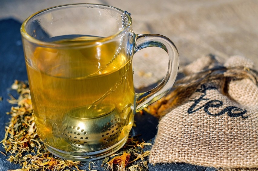 Regularne spożywanie zielonej herbaty pomaga na:...