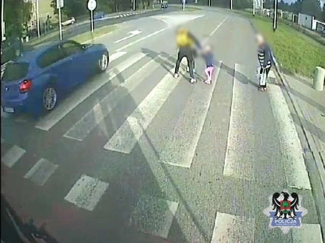 Policja w Wałbrzychu szuka kierowcy tego niebieskiego BMW. Piesi uciekali przed nim z przejścia