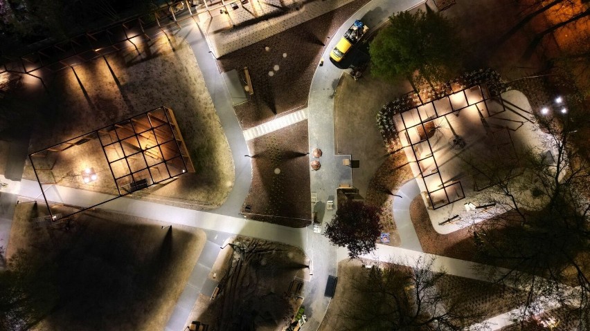 Niesamowite! Skwer Sendlerowej w Kielcach w blasku nowego oświetlenia wygląda imponująco. Zobacz zdjęcia