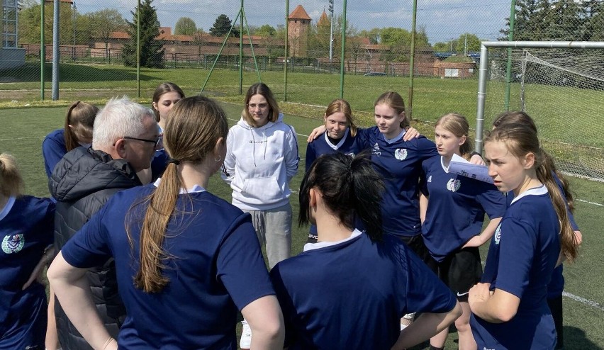 Dziewczyny z ZST Malbork awansowały do finału wojewódzkiego licealiady w piłce nożnej. W półfinale wygrały wszystkie mecze