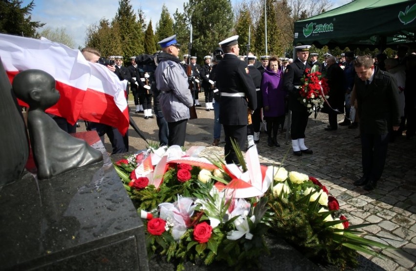 Na cmentarzu Łostowickim oddali hołd ofiarom Katynia i Sybiru [ZDJĘCIA]