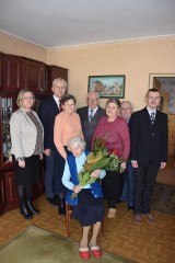 Pani Kazimiera Sobkowiak obchodziła w piątek 96 urodziny. Jubilatkę z życzeniami odwiedziła delegacja Urzędu Miejskiego