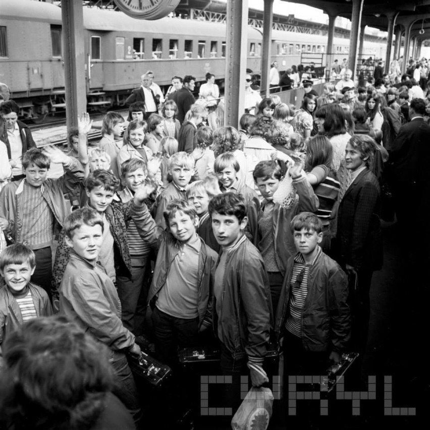 Dzieci wyjeżdżające na kolonie letnie na peronie dworca...