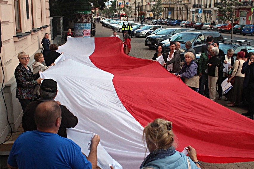 Protest przed Sądem Okręgowym w Lublinie. "Europo, nie odpuszczaj!" (ZDJĘCIA, WIDEO)