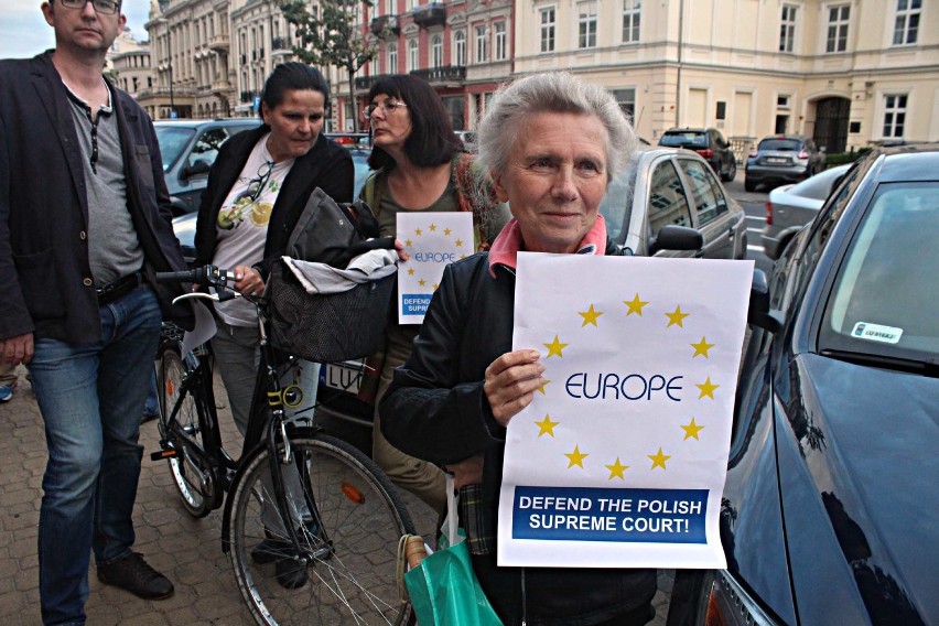 Protest przed Sądem Okręgowym w Lublinie. "Europo, nie odpuszczaj!" (ZDJĘCIA, WIDEO)