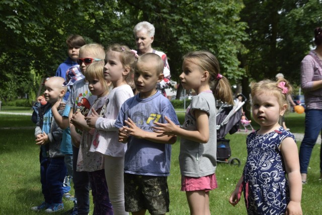 Dzień Dziecka w Aleksandrowie Kujawskim przyni&oacute;sł sporo atrakcji. W Parku im. Jana Pawła II najmłodsi mieli okazję wziąć udział w Papa Smerf Show, czyli smerfnych zabawach z animatorami. Miejska Biblioteka Publiczna przygotowała warsztaty plastyczne i gry planszowe, zaś w Stowarzyszenie na Rzecz Dzieci i Os&oacute;b Niepełnosprawnych &bdquo;Bądźmy Razem&rdquo; zaprosiło na VI Przegląd Talent&oacute;w &bdquo;Każdy talent ma &ndash; i ty i ja&rdquo;, Jak było? Zobaczcie na zdjęciach.

&lt;center&gt;
Flash INFO, odcinek 17 - najważniejsze informacje z Kujaw i Pomorza.
&lt;script class=&quot;XlinkEmbedScript&quot; data-width=&quot;640&quot; data-height=&quot;360&quot; data-url=&quot;//get.x-link.pl/f3fbd556-63a8-03a9-bbd8-58303050bdfa,7bdff83b-490d-e59f-3028-a38e31465f42,embed.html&quot; type=&quot;application/javascript&quot; src=&quot;//prodxnews1blob.blob.core.windows.net/cdn/js/xlink-i.js?v1&quot;&gt;&lt;/script&gt;
&lt;/center&gt;