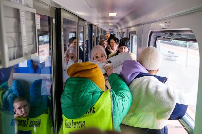 Tarnów. Wolontariusze pomagają na dworcu PKP uchodźcom z Ukrainy. Tarnowianie zaopatrują pociągi jadące ze wschodu [ZDJĘCIA]