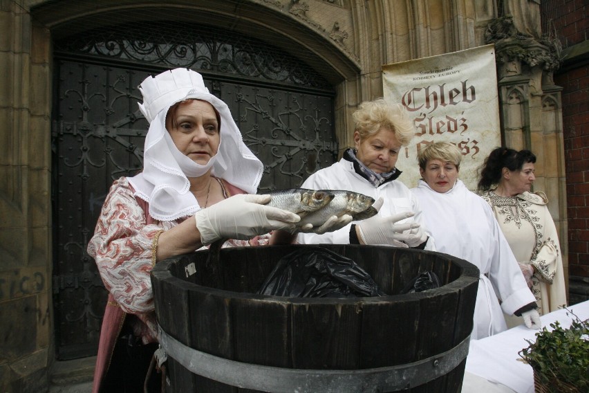 Legnicka wielkopostna jałmużna, czyli „Chleb, śledź i grosz” w Wielki Piątek pod katedrą
