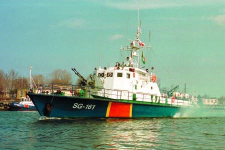 Banderę na wycofanym ze służby statku patrolowym &quot;SG - 161&quot; opuścił kmdr Piotr Stocki, komendant MOSG. fot