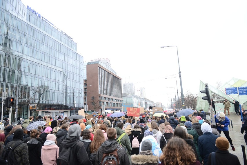 Trwa Młodzieżowy Strajk Klimatyczny w Warszawie. Uczniowie...