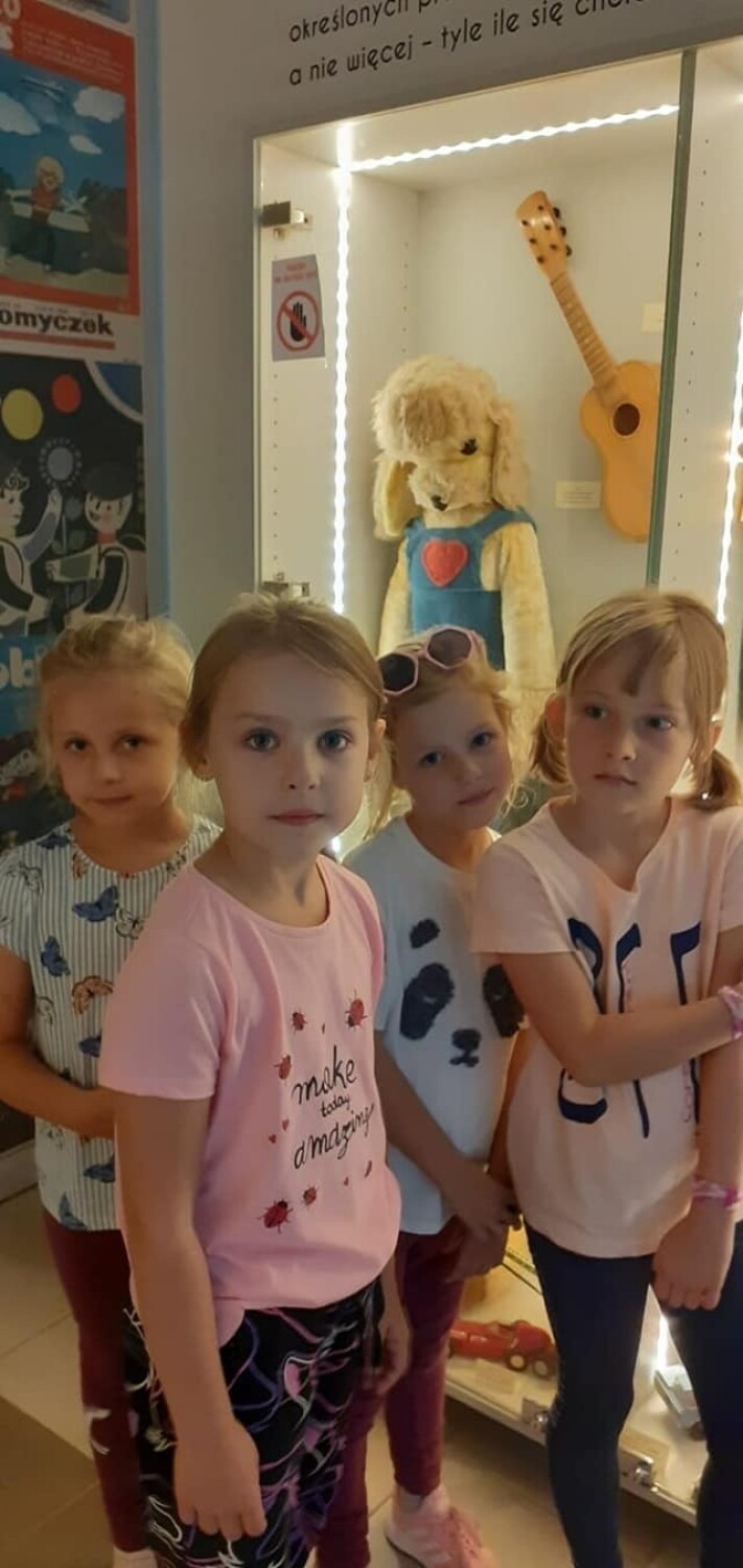 Uczniowie kazimierskiej „trójki” na Kochanych Pierwszakach w Kielcach. Było też zwiedzanie Muzeum Zabawek i Zabawy. Zobaczcie zdjęcia