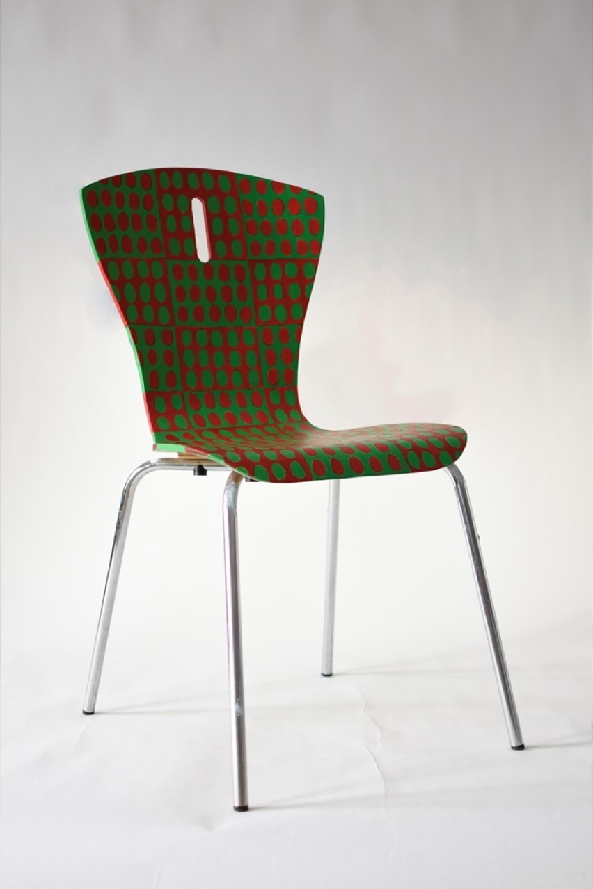 Unikatowe i gustowne: Krzesła dla WOŚP w Bielsku-Białej czekają na licytację [ZDJĘCIA]