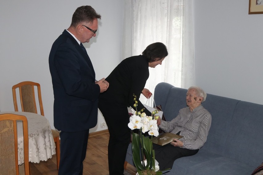 Burmistrz Śremu złożył życzenia 102-letniej solenizantce