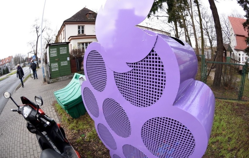 Niedawno obok Jadłodzielni stanął też pojemnik na nakrętki.