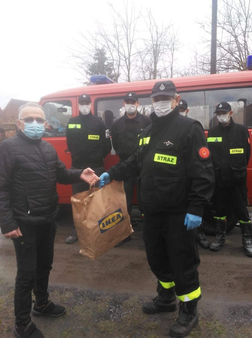 Strażacy z OSP Czarnowo pomagają w walce z pandemią. W...